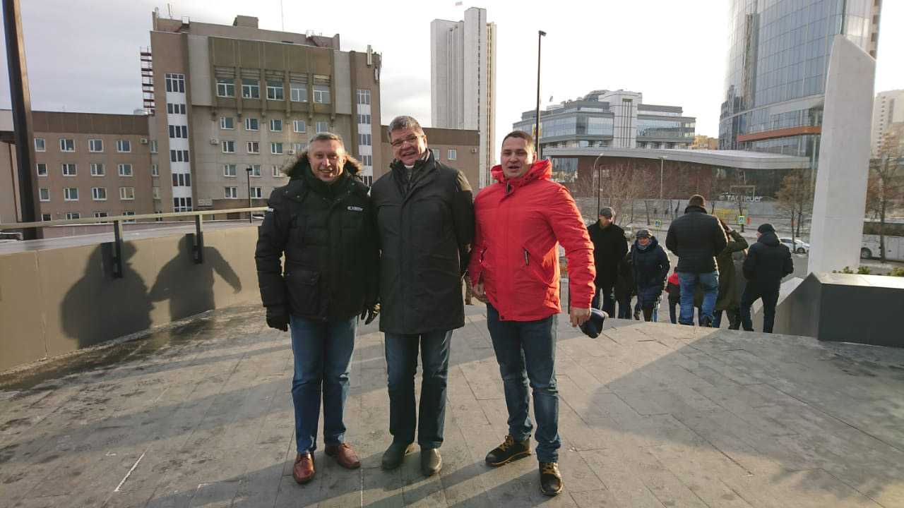 Слева направо – Вячеслав Бакалов, Сергей Антонов, Алексей Дудин во время экскурсии по Екатеринбургу