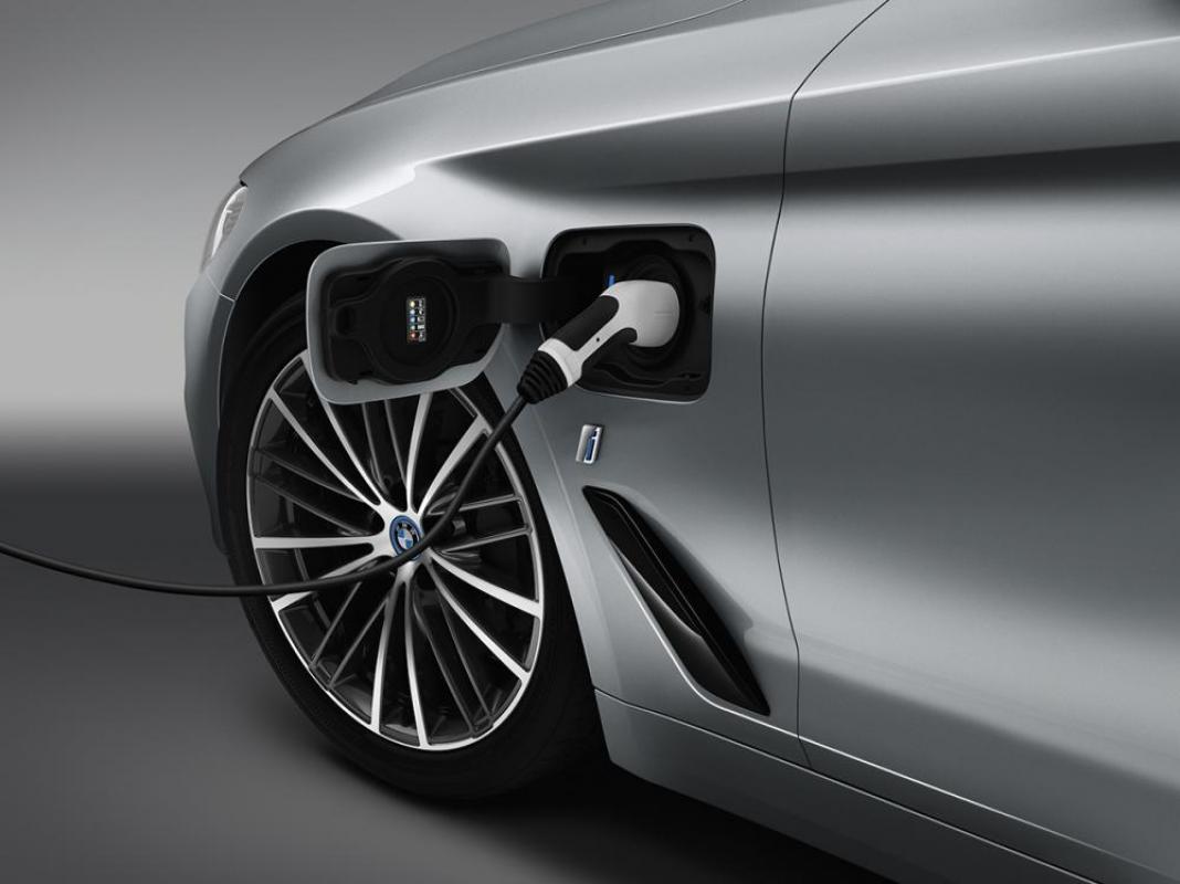 Зарядка электоавтомобиля BMW